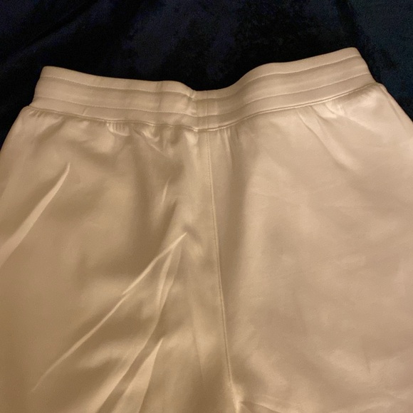 I’m selling this set of new white pant&sweater - Picture 15 of 16